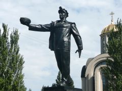 Пам’ятник Артему. 
 Донецьк. 
 Розмір 1024 X 768