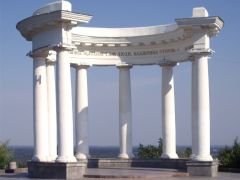 Ротонда дружби народів. Біла альтанка. 
 Полтава. 
 Параметры оригінала картинки 1024 X 768 
 255016 byte