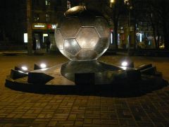 Бронзовий пам’ятник футбольному м’ячу. 
 Харків. 
 Розмір 1024 X 768