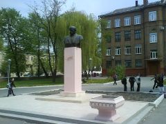 Пам’ятник Тарасові Шевченку. 
 Вінниця. 
 Розмір 1024 X 768