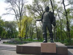 Пам’ятник Валерію Чкалову. 
 Дніпропетровськ. 
 Розмір 1024 X 768