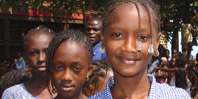Школярки в Конакрі, Гвінея