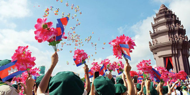 У 2002 році Камбоджа відзначила свій 49-й День Незалежності, випустивши в небо сотні білих голубів і повітряних куль