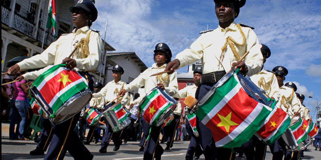 Святковий парад на День Незалежності Суринам